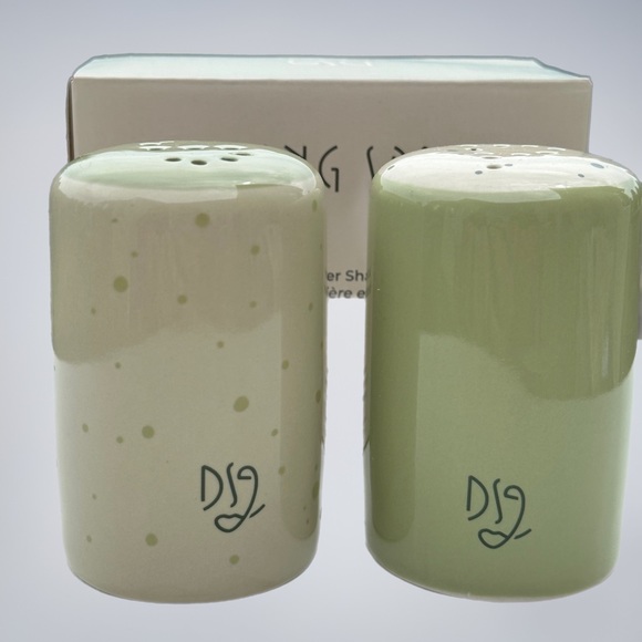 NIB Darling Spring Premium Stoneware Salt & Pepper Shakers - Picture 9 of 13